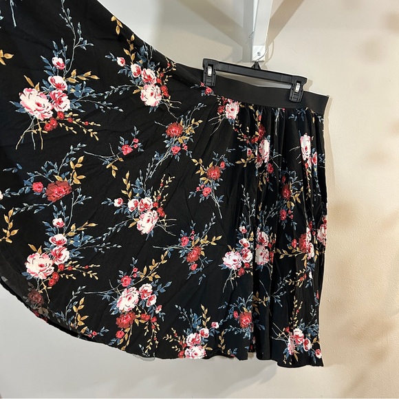 Torrid Midi Challis Skirt Womens Size 00 (10) Black Floral Fit Flare Swing Flowy - Picture 3 of 6